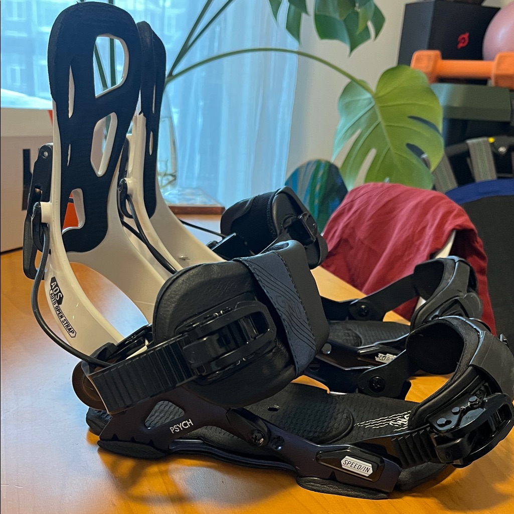Gnu Black, Navy, And White Snowboard Bindings: Psych Speed/In